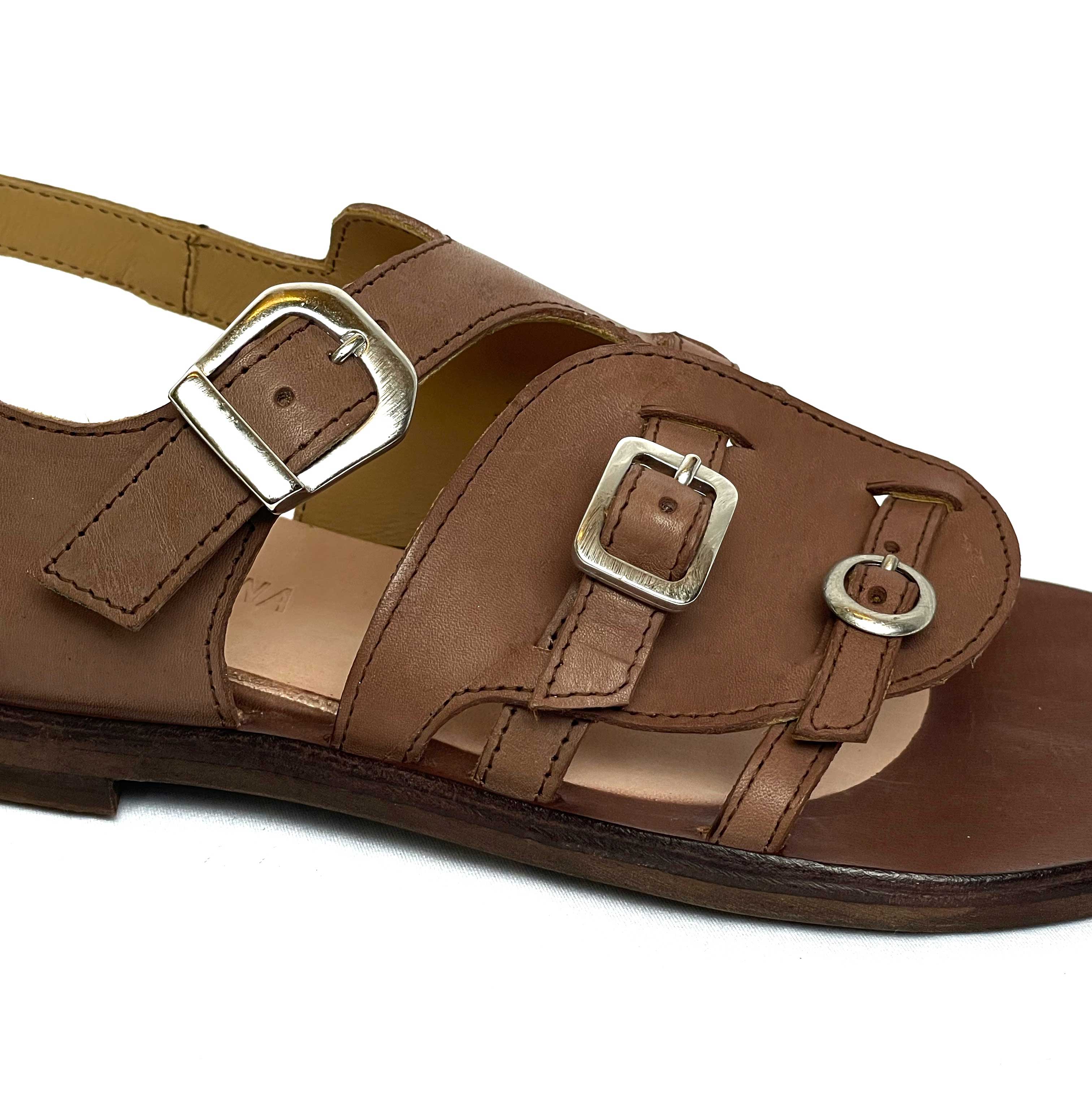 sandalo nocciola con fibbie e tacco minimal 