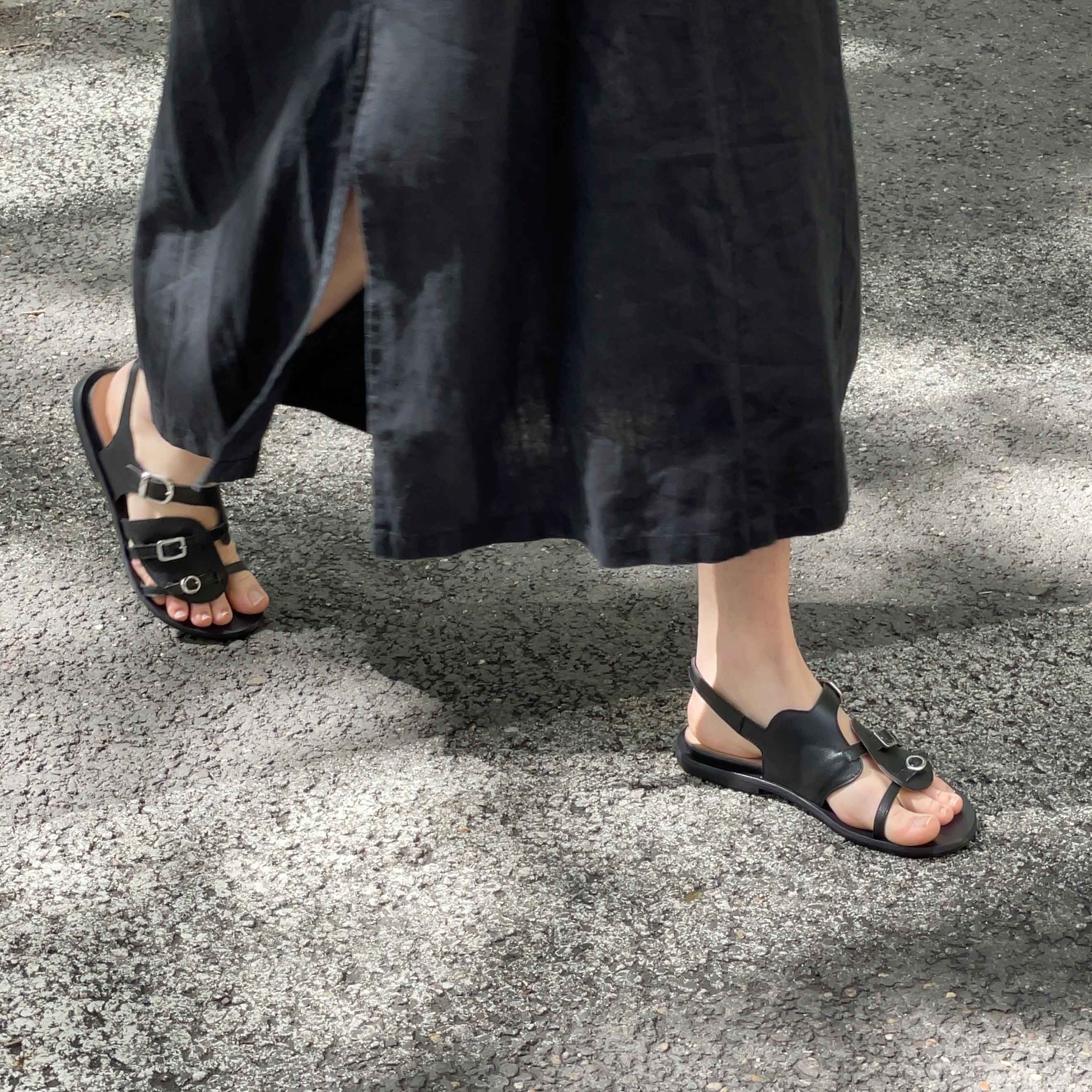 sandalo indossato nero estivo comodo in pelle 